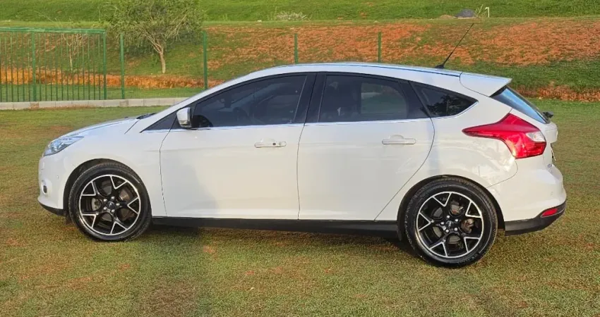 ? Ford Focus Titanium Plus Hatch 2.0  2014 – Top de Linha / Completo