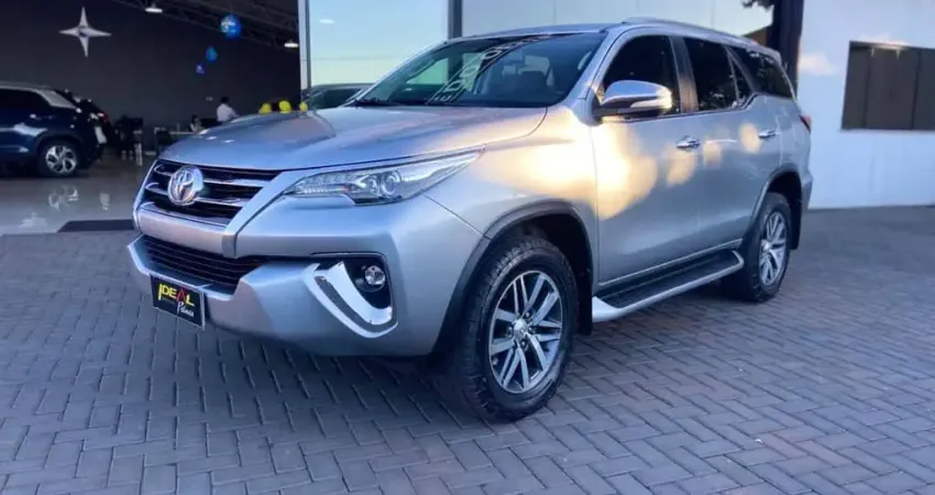 Toyota Hilux SW4 SRX - Prata - 2018/2018