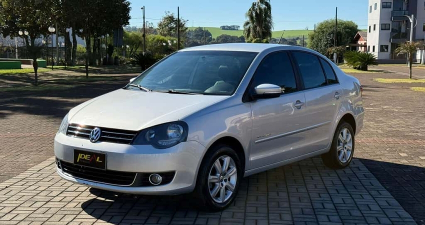 Volkswagen Polo Sedan Comfort 1.6 - Prata - 2011/2012