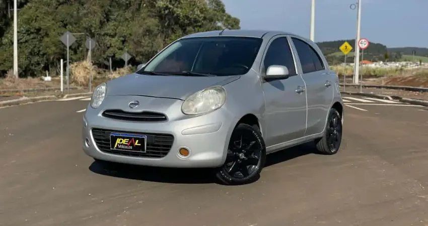 Nissan March 1.0 Flex  - Prata - 2012/2013