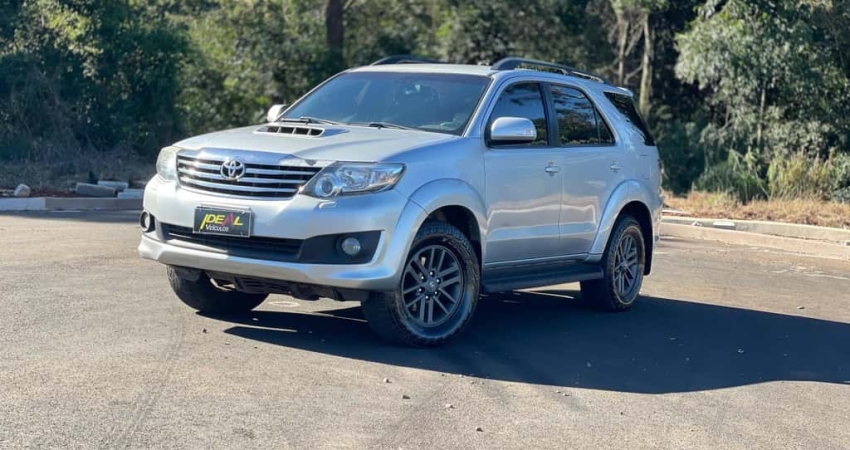 Toyota Hilux SW4 SRV 4x4 3.0  - Prata - 2012/2013