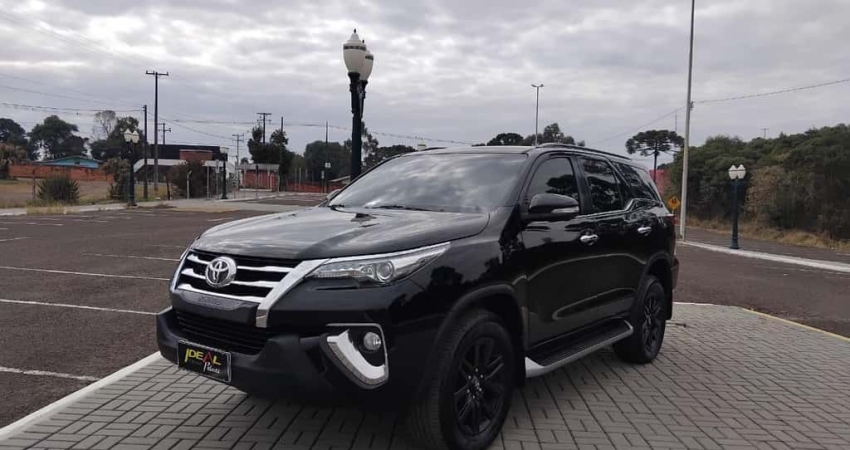 Toyota Hilux SW4 SRX - Preta - 2016/2016