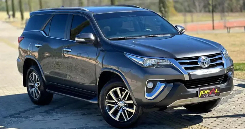 Toyota Hilux SW4 SRX 4x4 2.8 TDI 16V Dies. Aut.  - Cinza - 2016/2017