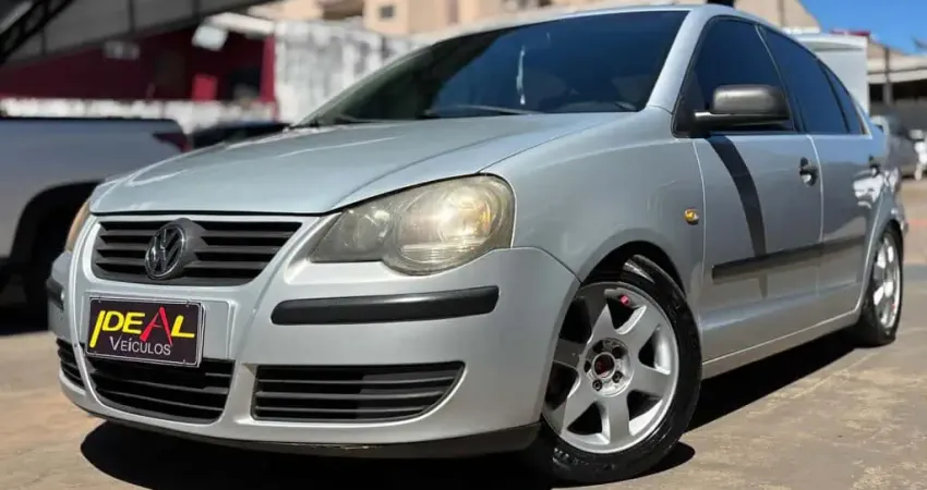 Volkswagen Polo Sedan 1.6 - Prata - 2008/2009