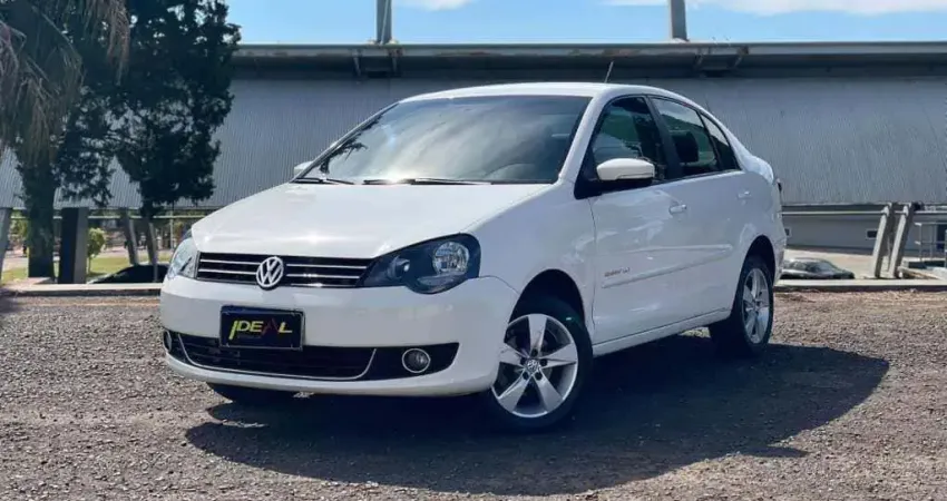 Volkswagen Polo Sedan Comfortline 1.6 - Branca - 2013/2014
