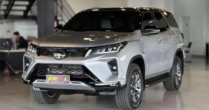 Toyota Hilux SW4 Diamond  - Prata - 2022/2022