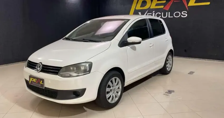 Volkswagen Fox 1.0 Mi Total Flex 8V 5p  - Branca - 2012/2013