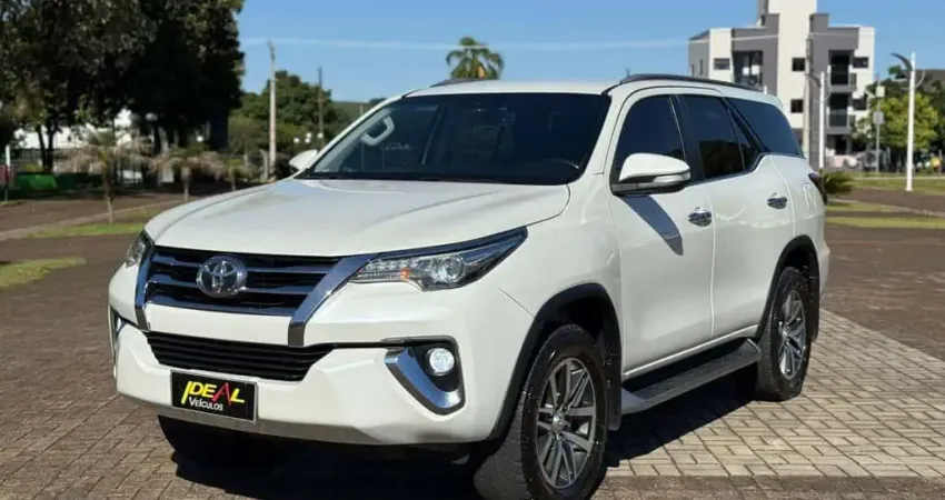 Toyota Hilux SW4 2.8 SRX 4X4 TDI  - Branca - 2016/2017