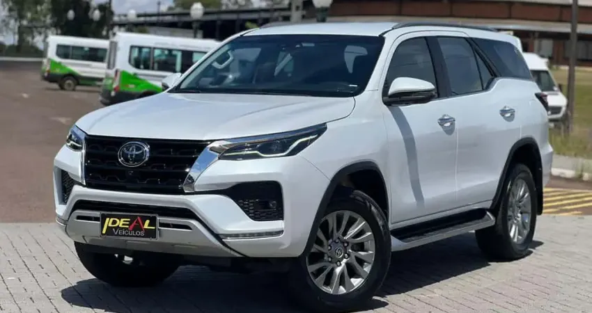 Toyota Hilux SW4 SRX - Branca - 2023/2024