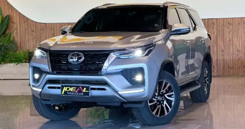Toyota Hilux SW4 SRX  - Prata - 2020/2021