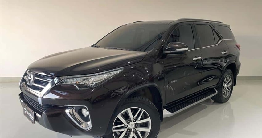 TOYOTA HILUX SW4 2.8 SRX 4X4 7 LUGARES 16V TURBO INTERCOOLER DIESEL 4P AUTOMÁTICO