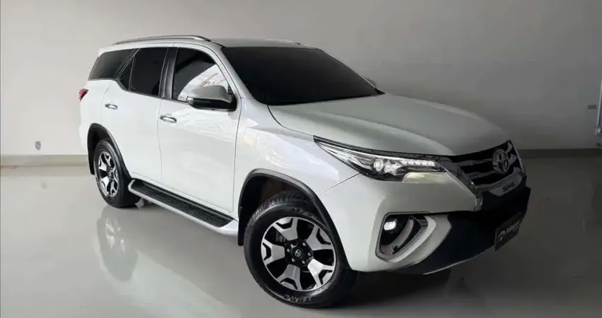 TOYOTA HILUX SW4 2.8 SRX DIAMOND 4X4 7 LUGARES 16V TURBO INTERCOOLER DIESEL 4P AUTOMÁTICO