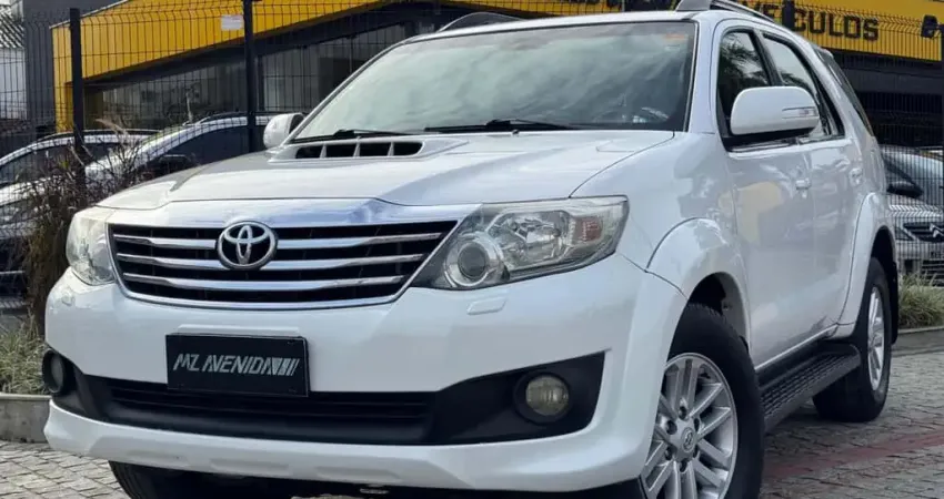 Toyota Hilux SW4 SRV D4-D 4x4 3.0 TDI Dies. Aut  - Branca - 2012/2013