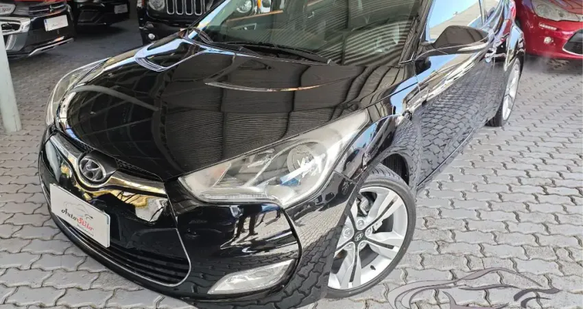 Hyundai Veloster 1.6  - Com teto solar, bancos em couro, multimídia com câmera de ré, entre outros. 
