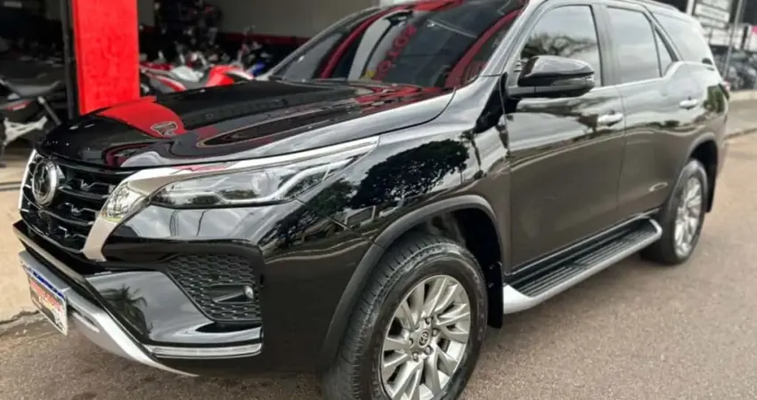 Toyota HILUX SW4 2.8 D-4D TURBO DIESEL SRX 7L 4X4 AUTOMÁTICO