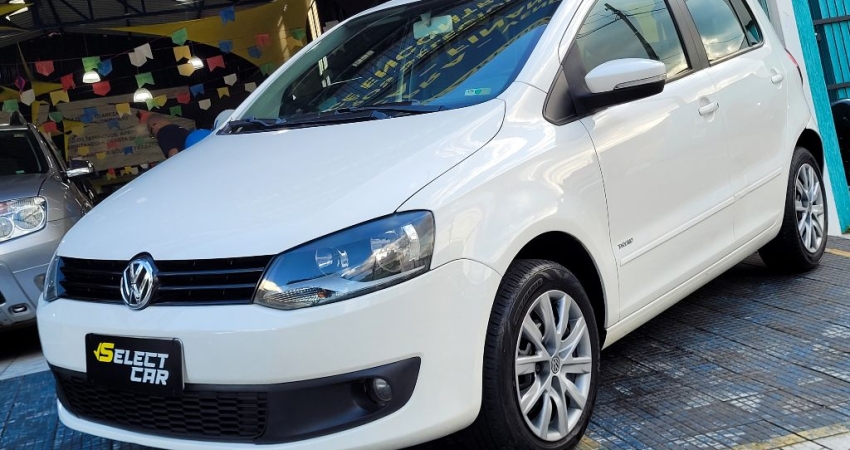 Volkswagen Fox 1.0 2014 Flex | COMPLETO COM BAIXO KM!