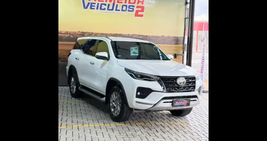 Toyota HILUX SW4 2.8 D-4D TURBO DIESEL SRX 7L 4X4 AUTOMÁTICO