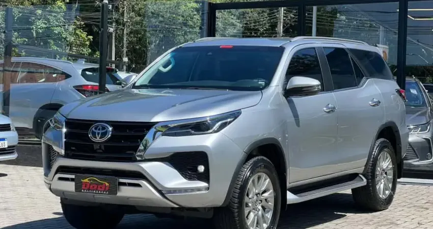 TOYOTA HILUX SW4 2.8 SRX 4X4 7 LUGARES 2024