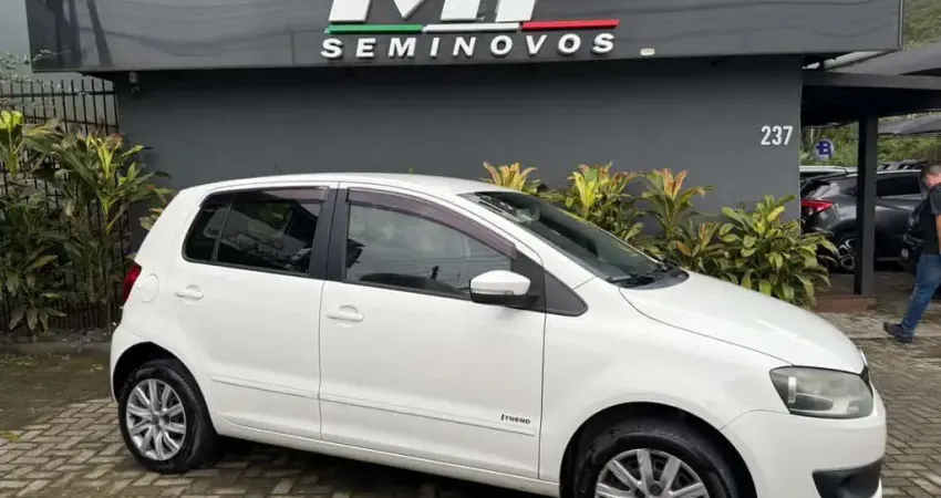 Volkswagen Fox 1.0 Mi Total Flex 8V 5p  - Branca - 2012/2013