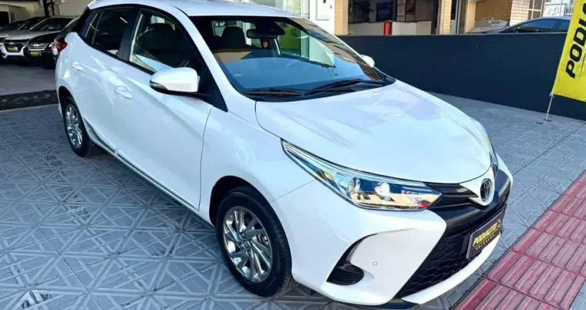 Toyota Yaris XS 1.5 FLEX COM 6 MIL KM AUTOMATICO  - Branca - 2024/2024