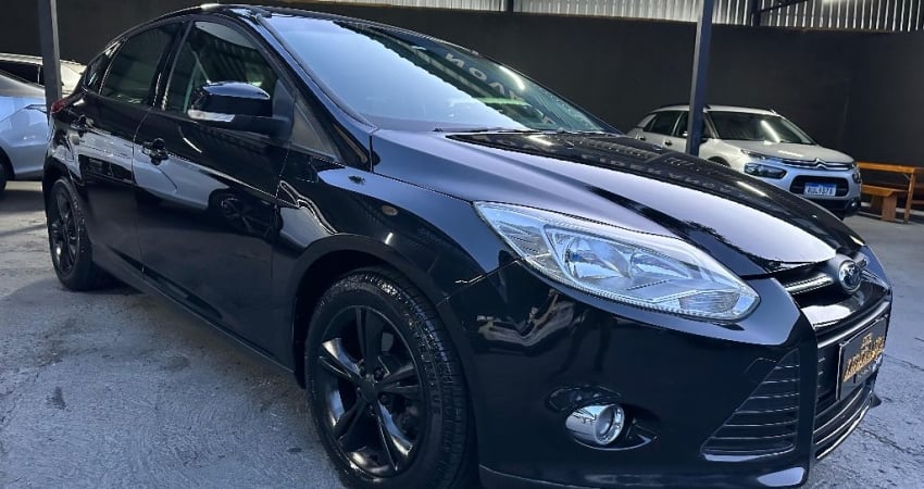 FORD FOCUS SE 1.6 FLEX AUT 2015 - PERICIADO - 4 PNEUS NOVOS