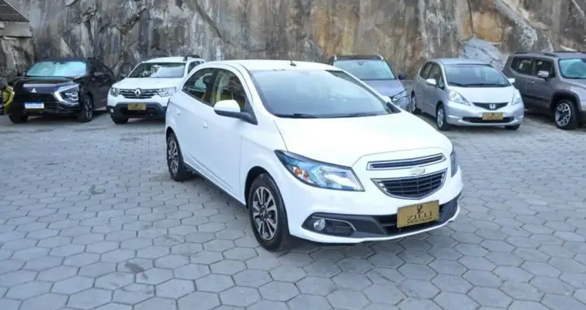 Chevrolet Onix LTZ 1.4 MT  - Branca - 2014/2015