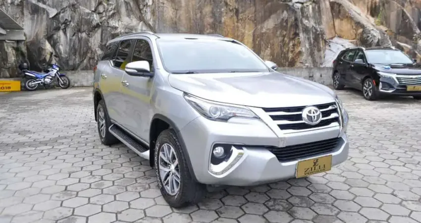 Toyota Hilux SW4 SRX 2.8 4X4 AT (5L) - Prata - 2016/2016