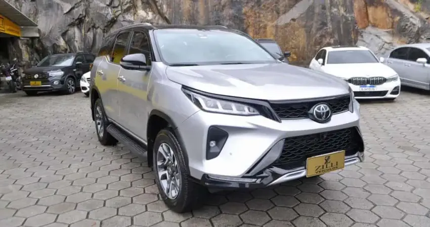 Toyota Hilux SW4 DIAMOND 2.8 TURBO 4X4 AT (7L)  - Prata - 2021/2022