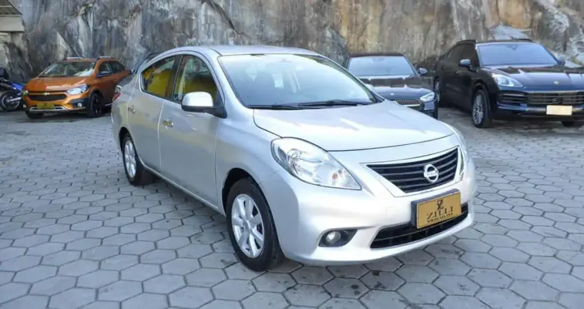 Nissan Versa SL 1.6 MT - Prata - 2012/2013