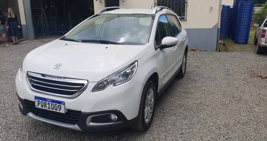Carro recém revisado, pneus traseiros novos e dianteiros com um ano