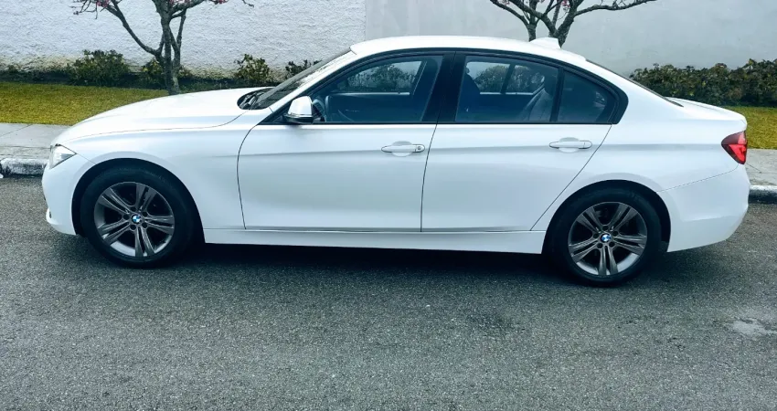 BMW 320i essa é super novinha 