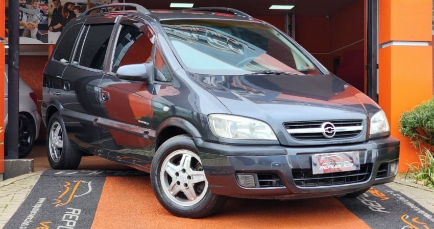 Chevrolet Zafira Elegance 2.0 2005 – 7 lugares – R$ 24.900 Espaço de sobra, conforto pra toda a famí