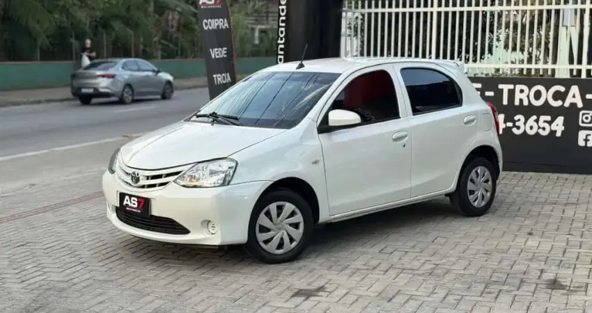 Toyota Etios X 1.3 Flex 16V 5p Mec.  - Branca - 2016/2017