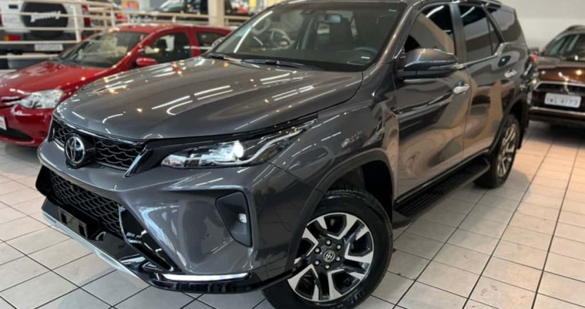 Toyota HILUX SW4 2.8 D-4D TURBO DIESEL SRX PLATINUM 7L 4X4 AUTOMÁTICO