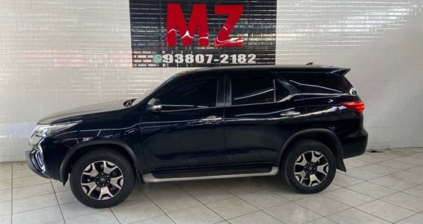 Toyota HILUX SW4 2.8 SRX 4X4 7 LUGARES 16V TURBO INTERCOOLER DIESEL 4P AUTOMÁTICO