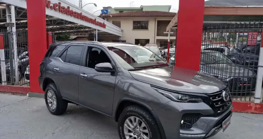 Toyota HILUX SW4 2.8 D-4D TURBO DIESEL SRX 4X4 AUTOMÁTICO