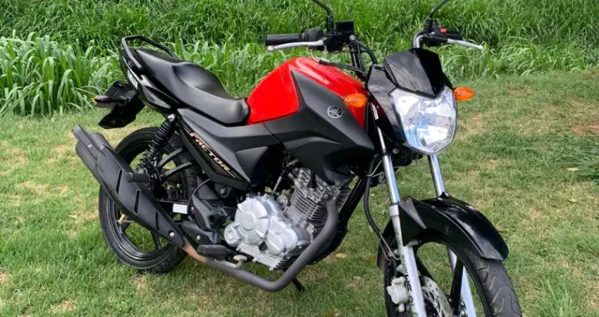 MOTO SUPER CONSERVADA, UNICA DONA COM APENAS 10.000 KMS ORIGINAIS, ACOMPANHA MANUAL E CHAVE RESERVA