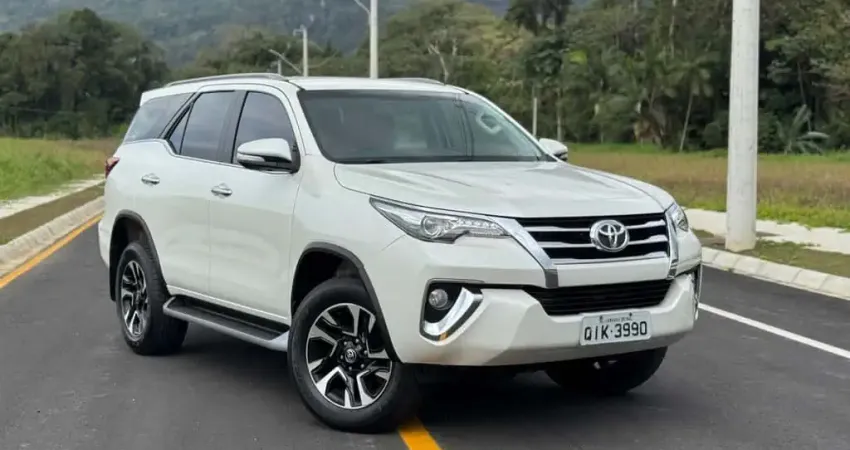 Toyota Hilux SW4 SRX 4x4 2.8 TDI 16V Dies. Aut.  - Branca - 2017/2017