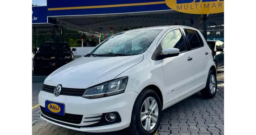 Volkswagen Fox Trendline 1.6 Flex 8V 5p  - Branca - 2014/2015