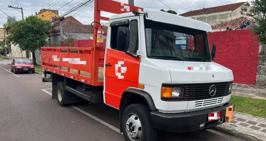 Caminhão MB 709 4x2 com Plataforma Elevatória pronto para entrega de gás