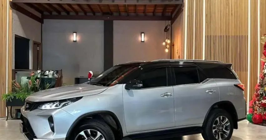 TOYOTA HILUX SW4 2.8 SRX DIAMOND 4X4 7 LUGARES 16V TURBO INTERCOOLER DIESEL 4P AUTOMÁTICO