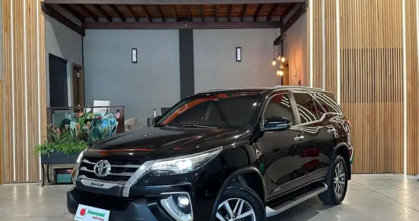 TOYOTA HILUX SW4 2.8 D-4D TURBO DIESEL SRX 7L 4X4 AUTOMÁTICO