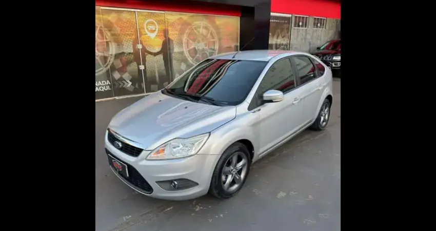 Ford Focus Hatch aut 2013 - Prata - 2013/2013