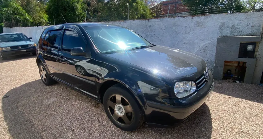 Volkswagen Golf 1.6 MI 8V 2001/2002 – Conforto, Estilo e Economia!