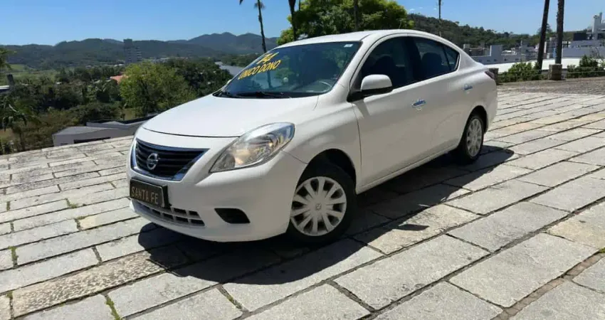 Nissan Versa SV - Branca - 2014/2014
