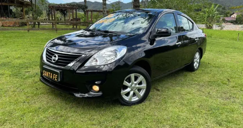Nissan Versa 1.6 SL FLEX - Preta - 2013/2014