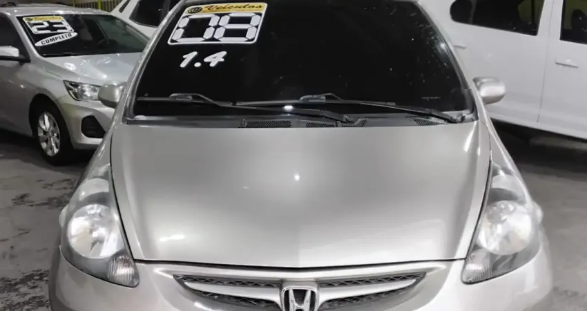 Honda fit carro  do momento bem dificil achar bom carro