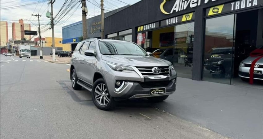 TOYOTA HILUX SW4 2.8 SRX 4X4 7 Lugares 16V Turbo Intercooler - 2019/2019