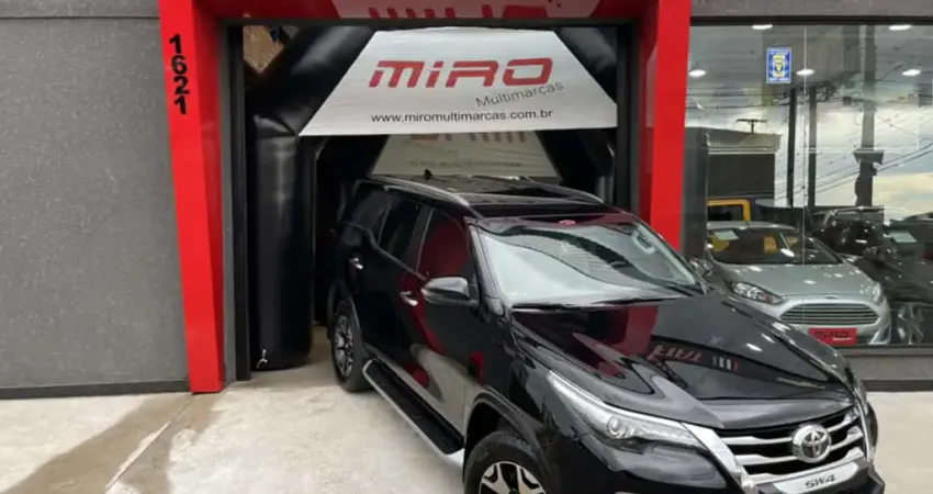 Toyota HILUX SW4 2.8 SRX DIAMOND 4X4 7 LUGARES 16V TURBO INTERCOOLER DIESEL 4P AUTOMÁTICO