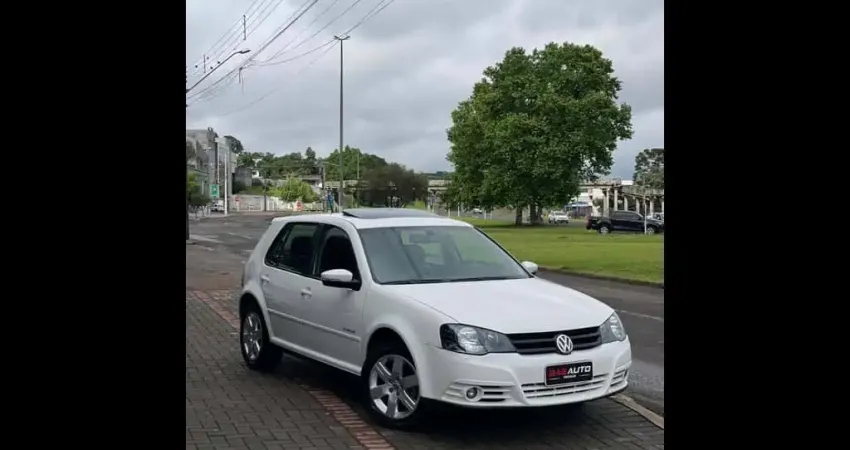 Volkswagen Golf Sportline 1.6 Mi Total Flex 8V 4p  - Branca - 2012/2013